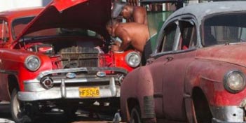 Restauration automobiles à La Havane
